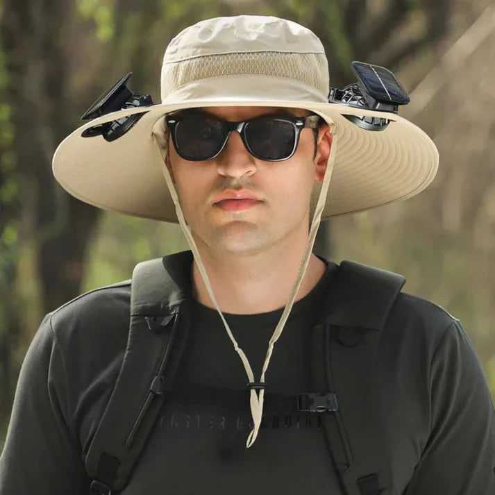 Chapeau de soleil avec deux ventilateurs intégrés.